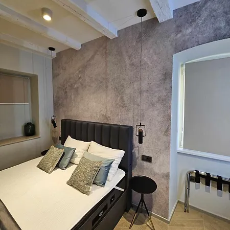 Elegant Garden With Jacuzzi Apartment *