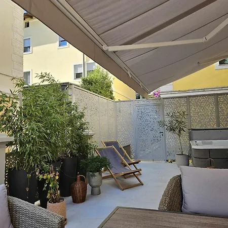 Elegant Garden With Jacuzzi Apartment